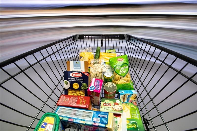 Benötigen die Altländer einen Lebensmittelmarkt in Jork? Blick in den Einkaufswagen: Die Gemeinde Jork will mit einer Umfrage herausfinden, wie, wo und was Verbraucher einkaufen. Foto: dpa/ Sommer