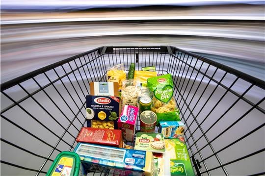Blick in den Einkaufswagen: Die Gemeinde Jork will mit einer Umfrage herausfinden, wie, wo und was Verbraucher einkaufen. Foto: dpa/ Sommer