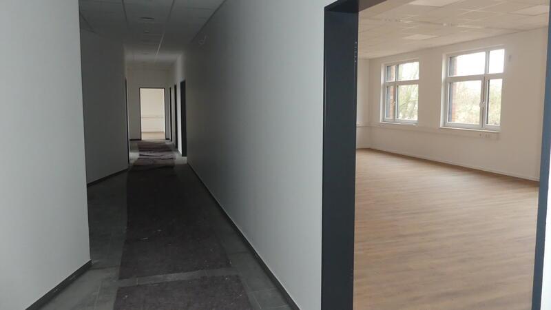 Blick in den Flur des neuen Gerätehauses. Rechts ist der geräumige Besprechungs- und Schulungsraum.