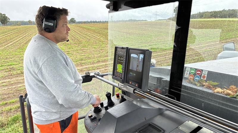 B73-Sperrung: Land nimmt keine Rücksicht auf Horneburger Herbstmarkt Blick in den Führerstand der Großfräse.