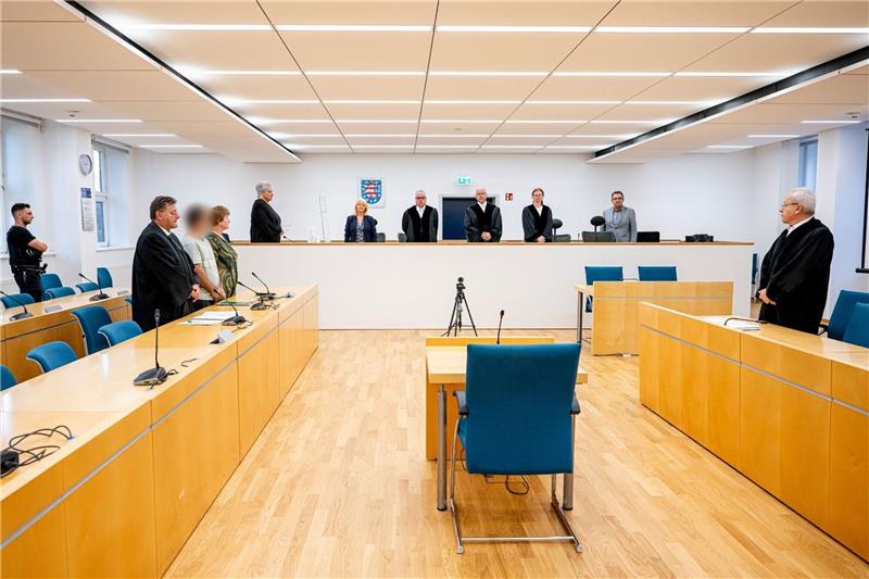 Lebenslange Freiheitsstrafe für Brandstifter von Apolda Blick in den Gerichtssaal: Ein 36-jähriger Bulgare soll Ende August vergangenen Jahres mit zwei gefüllten Benzinkanistern ein Mehrfamilienhaus in Apolda in Brand gesetzt haben.