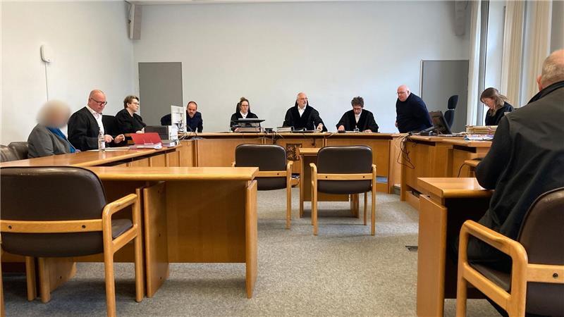 Auf Nachbarin eingestochen - Unterbringung in Psychiatrie? Blick in den Gerichtssaal in Kiel: Die Nebenklage schloss sich dem Plädoyer der Staatsanwaltschaft an. (Archivbild)