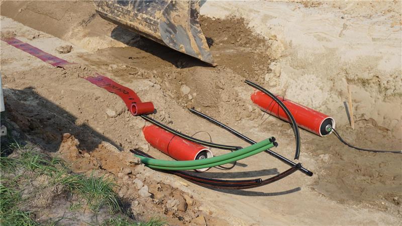 Erste Arbeiten in Kutenholz: Mega-Trasse Suedlink erreicht den Landkreis Blick in den Kabelgraben: Zwei rote, dickere Schutzrohre sind für zwei der vier Suedlink-Kabel vorgesehen. Die schwarzen und grünen Leerrohre sind für die Lichtwellenleiter.