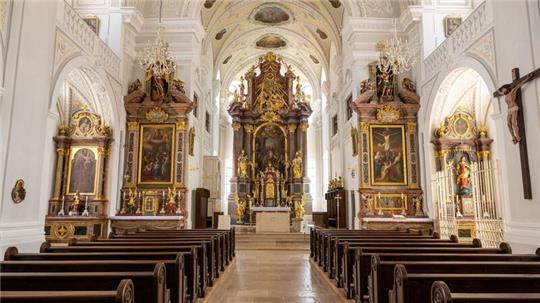 Blick in den Kirchenraum und auf den Altar der Stadtkirche Sankt Oswald.