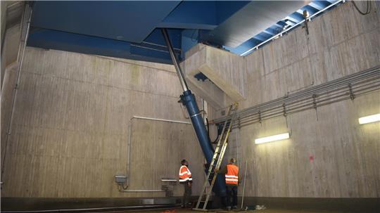 Blick in den Klappenkeller der Hove-Brücke: Auch der Hauptzylinder der Brücke wird regelmäßig gewartet, links oben ist das 120 Tonnen schwere Gegengewicht zu sehen.