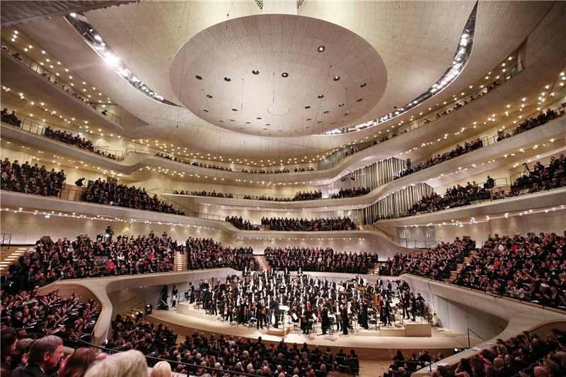 Klimaaktivisten kleben sich in Elbphilharmonie an Dirigentenpult fest Blick in den Konzertsaal der Elbphilharmonie (Symbolbild). Die Demonstranten saßen zuvor im Publikum. Foto: dpa