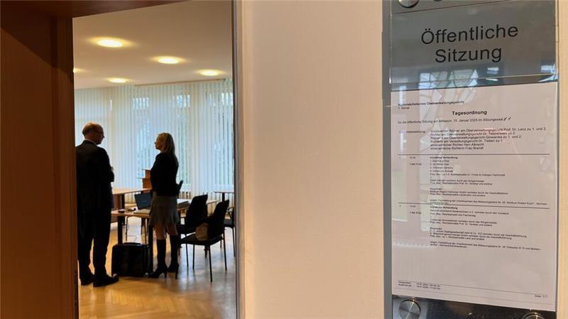 Klage abgelehnt: Bünting darf Combi-Markt in Himmelpforten bauen Blick in den Lüneburger Gerichtssaal vor Verhandlungsbeginn am Mittwoch.