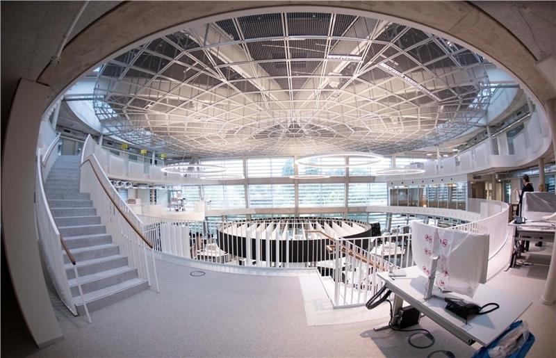 Blick in den Newsroom im neuen Nachrichtenhaus von ARD-aktuell auf dem NDR-Gelände. Foto: Charisius/dpa