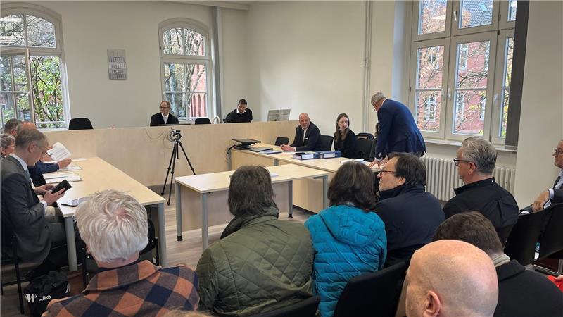 Blick in den Saal A3.03 des Amtgerichts Harburg kurz vor Beginn der Zwangsversteigerung der Pella Sietas-Werft.