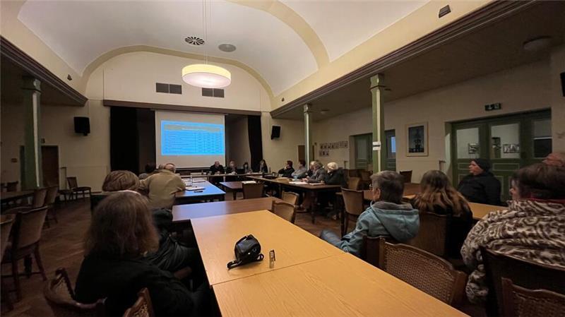 „Quatsch“ und „Frechheit“: Bürgermeister kritisiert Viebrockhaus heftig Blick in den Saal: Ratssitzung im Dorfgemeinschaftshaus.