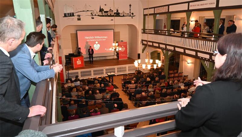 Sparen lohnt sich nicht mehr - Was der Deka-Finanzexperte zur Vermögenssicherung rät Blick in den Saal des Fährhauses Kirschenland in Wisch.