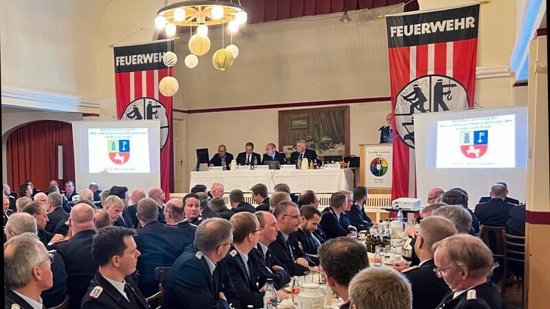 Blick in den Saal des Gasthauses Meier bei der Dienstversammlung der Orts- und Gemeindebrandmeister der 92 Feuerwehren im Landkreis Stade in Estorf.
