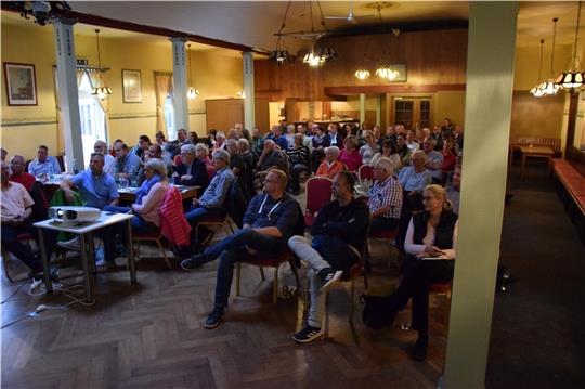 Blick in den Saal vom Hollerner Hof: 68 Zuhörer fanden Platz, einige hörten von draußen zu. Vorne links ist der Gemeinderat zu sehen. Foto: Battmer