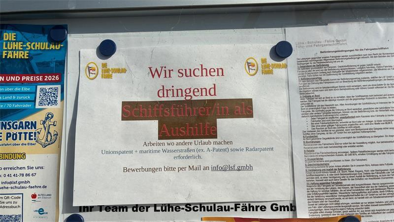 Kapitän kündigt: August-Fahrplan der Lühe-Schulau-Fähre gefährdet Blick in den Schaukasten am Lühe-Anleger: Die Lühe-Schulau-Fähre sucht händeringend Schiffsführer.