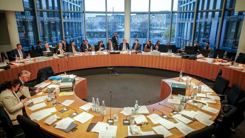 Ampel sucht Lösung für Haushaltskrise Blick in den Sitzungssaal mit dem Haushaltsausschuss des Bundestags mit der finalen Beratung des Etats für 2024.