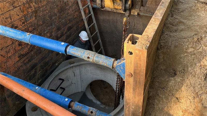 Warum dauert die Sanierung der Horneburger Hermannstraße so lange? Blick in den Untergrund: Ein Schachtbauwerk für den Kanal ist - in vier Metern Tiefe - in der Hermannstraße im Bau.