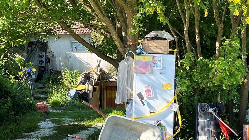Psychisch Kranker sorgt wieder für Polizei- und Feuerwehreinsätze Blick in den Vorgarten in der Gemeinde Hollern-Twielenfleth: Für den psychisch Kranken ist es Kunst, für andere Müll.