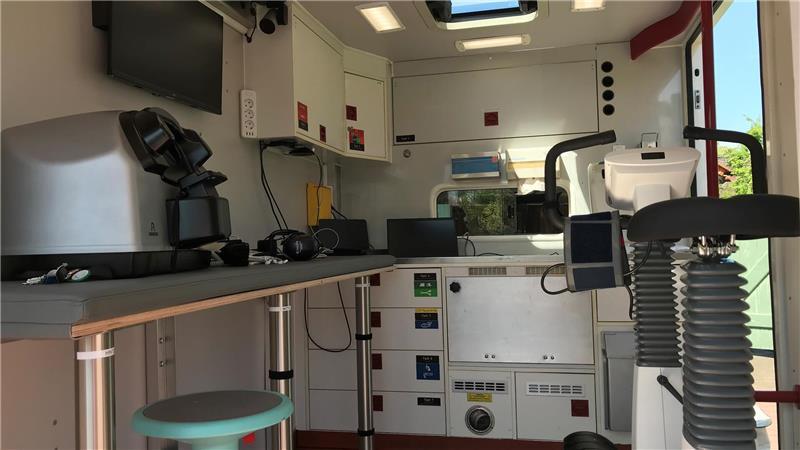 Blick in den ehemaligen Rettungswagen, der nun die ärztliche Versorgung zu den Menschen bringt.