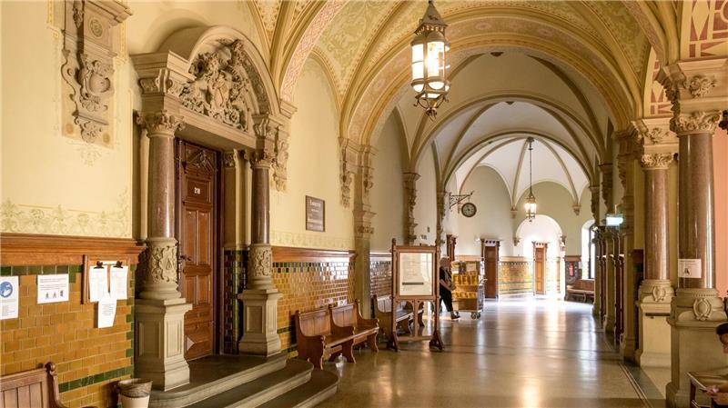 Blick in den oberen Flur am Landgericht in Bremen. Foto: Masorat-f