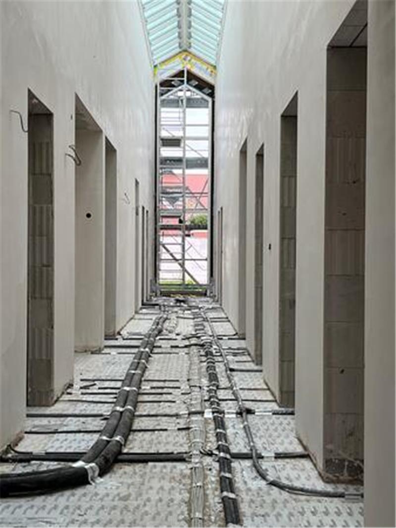 Blick in den preisverdächtig schönen Mittelgang im neuen Himmelpfortener Gemeindehaus.