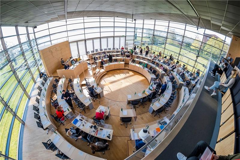 Künstliche Intelligenz schreibt Antrag der SPD-Fraktion im Landtag Blick in den schleswig-holsteinischen Landtag in Kiel. Foto: dpa-Bildfunk