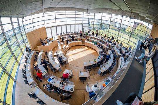 Blick in den schleswig-holsteinischen Landtag in Kiel. Foto: dpa-Bildfunk