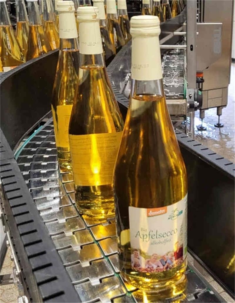 Altländer setzen mit alkoholfreiem Apfelsecco auf Abstinenz Blick in die Abfüllung des alkoholfreien Bio-Apfelseccos , der Saft wird mit feinperliger Kohlensäure versetzt.