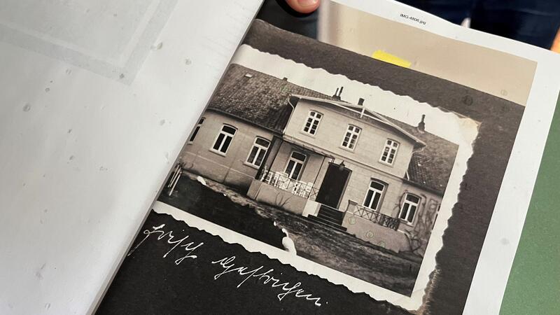 Blick in die Akte des Kreis-Denkmalamts: Im Jahr 1939 wurde das Guthaus in Wöhrden in der Gemeinde Hollern-Twielenfleth aufgestockt, das Foto zeigt den ursprünglichen Bau von 1842.