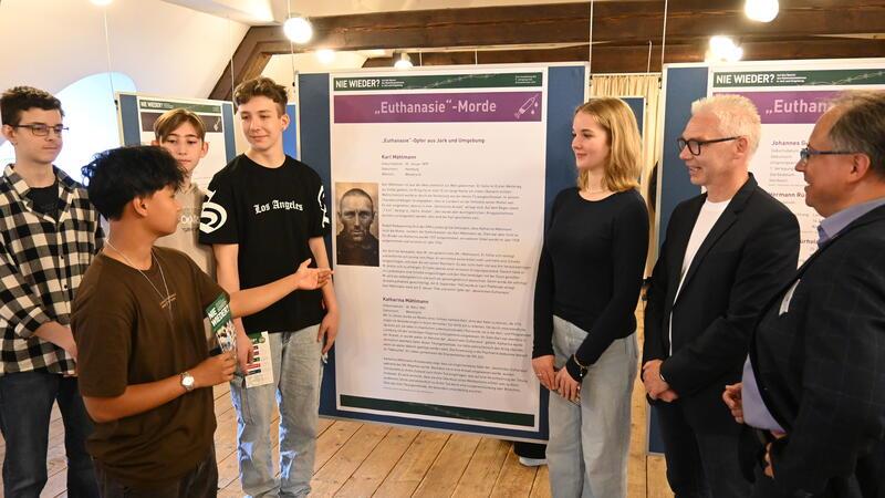 Blick in die Ausstellung „Auf den Spuren des Nationalsozialismus in Jork“ im Museum Altes Land: Christian, Zyg, Max, Leon und Malin berichten Schulleiter Olaf Hesse und Bürgermeister Partho Banerjea über ihre Recherchen zu Karl Mählmann aus Westerjork (von links).