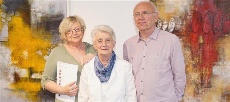 Blick in die Ausstellungsräume (von links): Die Künstler Ilka Sturm, Gerda Dobbeling und Siegfried Krön treffen die letzten Vorbereitungen für die „SommerZeit 2017“ in der Malstedter Mühle. Foto: Buse