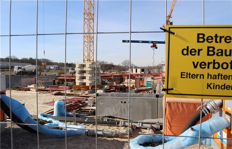 Blick in die Baugrube im Neubaugebiet Giselbertstraße, wo bereits die ersten Mehrfamilienhäuser in die Höhe wachsen. Foto: Richter