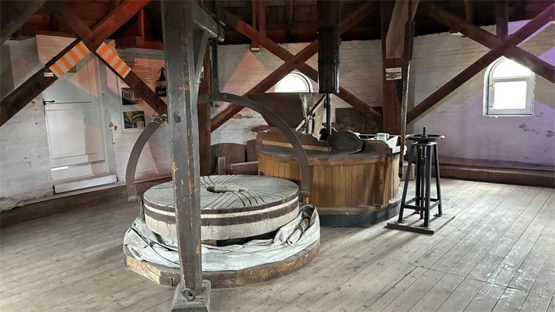 Altländer Gastro-Szene: Neueröffnung in Bürgerei und Borsteler Mühle Blick in die Borsteler Mühle und die alte Technik aus dem 19. Jahrhundert.