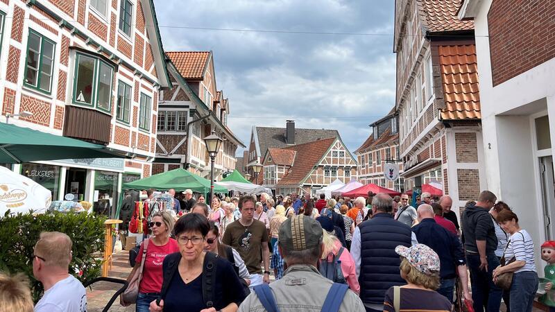 Heute großes Straßenfest in der Bürgerei in Jork Blick in die Bürgerei in Jork.