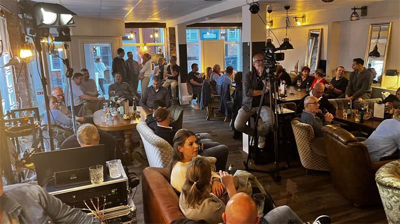Blick in die DeLuxxe-Bar beim Talk zur Stichwahl mit den beiden Bürgermeisterkandidaten.
