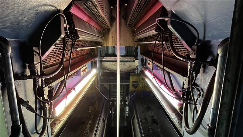 Blick in die Druckmaschine im Magenta-Bereich.