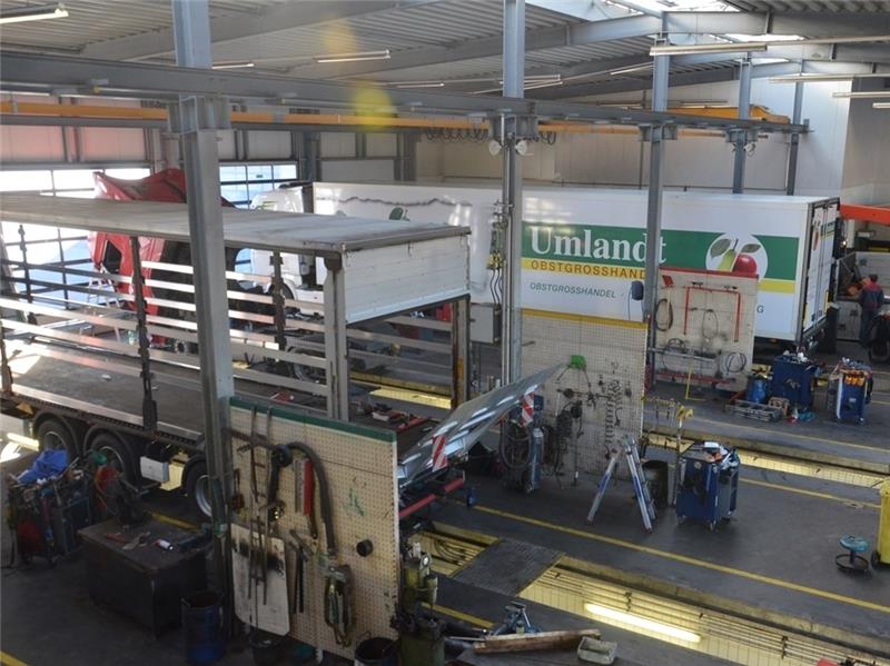 Blick in die Fahrzeughalle, in der repariert wird: Auch an kalten Tagen muss hier dank Fußbodenheizung niemand frieren.