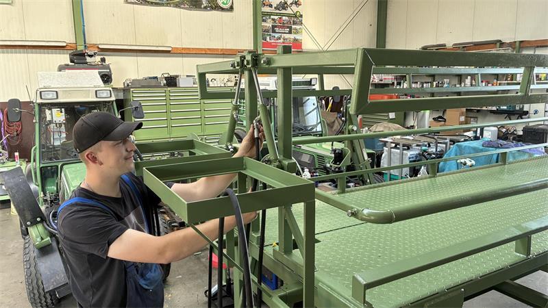 Blick in die Fertigungshalle von PWH Landmaschinentechnik in Jork-Höhen: Landmaschinenmechatroniker Robin Helmcke montiert Hydraulikschläuche an eine Arbeitsbühne für Obstplantagen.
