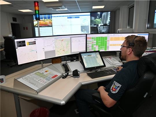 Blick in die Feuerwehr- und Rettungsleitstelle (FRL) in Stade-Wiepenkathen: Disponent Eike von Rönn verfolgt die Fahrt eines Rettungswagens von einem Seniorenheim in Jork ins Elbe Klinikum in Buxtehude. Fast 100.000 Einsätze koordinieren di