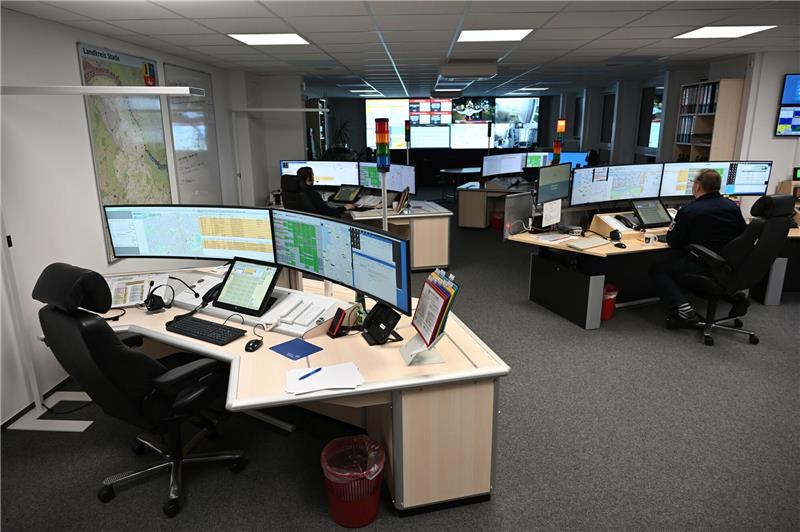Blick in die Feuerwehr- und Rettungsleitstelle des Landkreises in Stade-Wiepenkathen. Foto: Landkreis Stade/Beneke