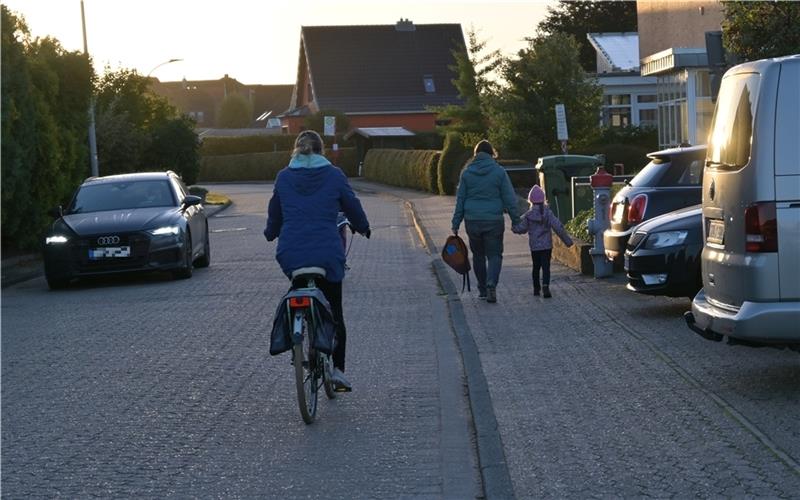 Blick in die Hinterstraße: Die Schüler laufen zwischen Straße und Parkplatz zur Grundschule. Foto: Vasel