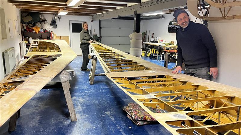 Stader Geigenbauerin bringt eine fliegende Legende wieder in die Luft Blick in die Holzkonstruktion der Flügel, die Constanze Bruns und Christian Ückert zur Überarbeitung in einer Halle im Alten Land aufgebockt haben.