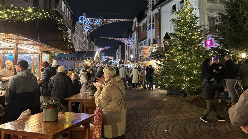 Winterwald und Öko-Klos: Der Buxtehuder Weihnachtsmarkt im TAGEBLATT-Check Blick in die Lange Straße.
