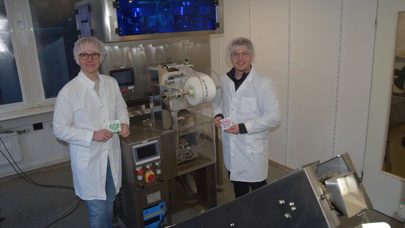 Blick in die Produktion der Gräfenhof Teemanufaktur: Kevin und Janek Köpcke an einer Abpackmaschine für Pyramiden-Teebeutel.