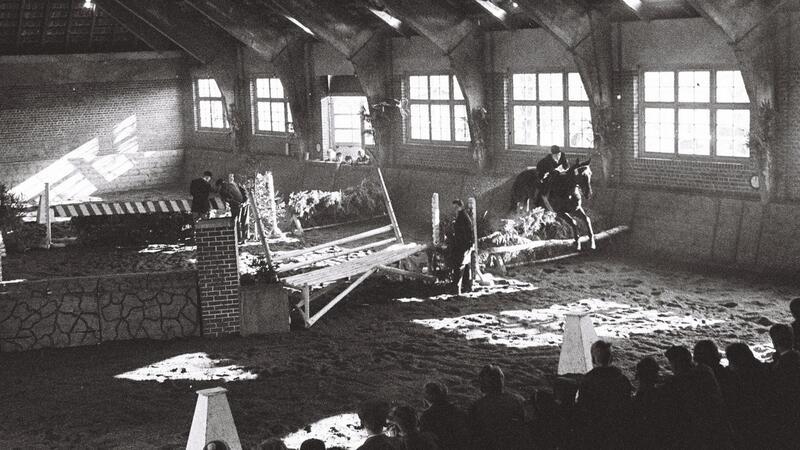 Blick in die Reithalle bei einem Turnier im Jahr 1959. 1964/1965 erfolgte der Umbau zur Mehrzweckhalle.