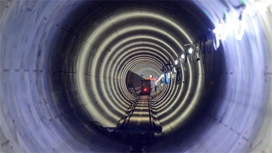 Blick in die Röhre: Zwischen Wewelsfleth in Schleswig-Holstein und Wischhafen in Niedersachsen ist der Suedlink-Tunnel unter der Elbe fertig geworden.