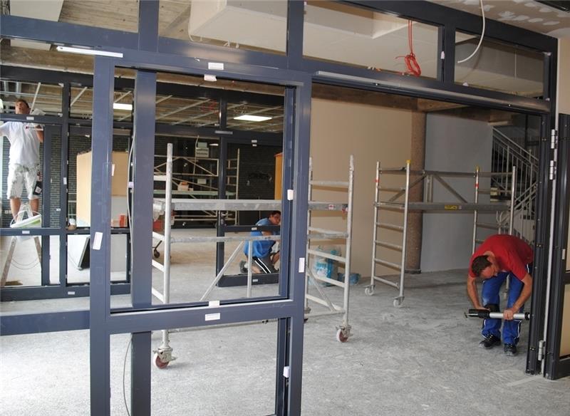 Blick in die Säulenhalle: Aus Brandschutzgründen wird das Treppenhaus zu den naturwissenschaftlichen Unterrichtsräumen im B-Trakt eingehaust.