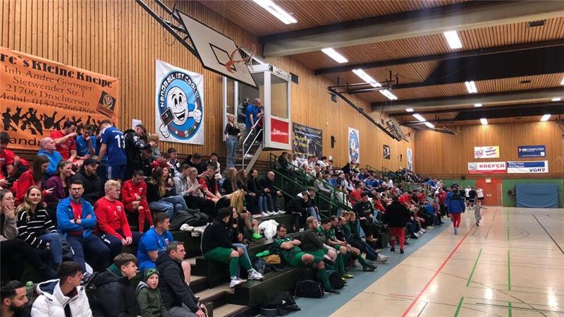 Wieder Duschgel-Diebe in Buxtehude in der Vorweihnachtszeit Blick in die Sporthalle: Der Einbruch vom 2. November wurde der Polizei jetzt erst angezeigt. (Archivbild)