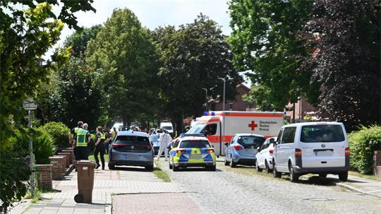 Blick in die Stader Dankersstraße und auf den Polizeieinsatz nach der Tat.