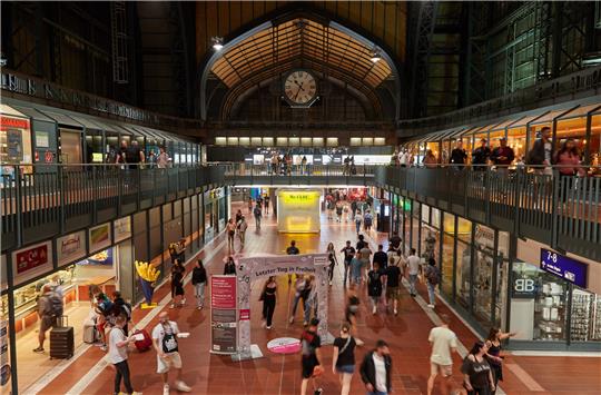 Blick in die Wandelhalle am Hamburger Hauptbahnhof. Hier ruht das Treiben fast nie. Foto: dpa