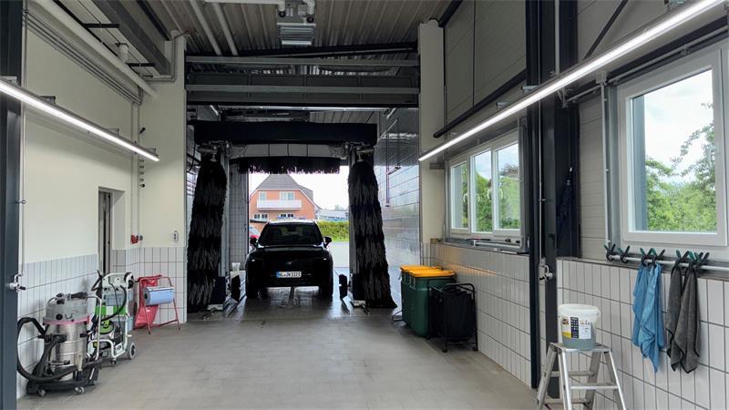 Sein Herz schlägt für den Buckel-Volvo: Autohaus Bröhan feiert treuen Mitarbeiter Blick in die Waschhalle und die Fahrzeugaufbereitung.